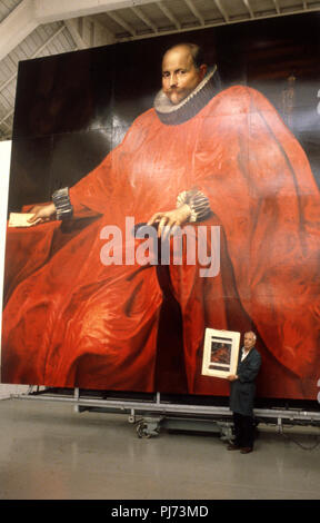 Affissioni pittore Mario Rueda al lavoro nel promuovere e Kleiser Studios di Los Angeles su un dipinto a mano billboard riproducente un capolavoro di Van Dyck per una banca annuncio circa 1908. Foto Stock