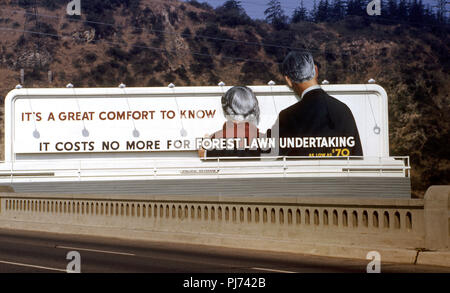 Classic dipinte a mano e affissioni per Forrest Lawn impresa circa 1960s. Foto Stock