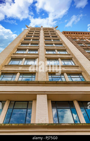 Bel cielo blu in Hotel riflessa di Windows Foto Stock