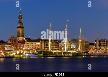 Una vista panoramica dello skyline del porto di Amburgo fotografata al blue ora in prima serata Foto Stock