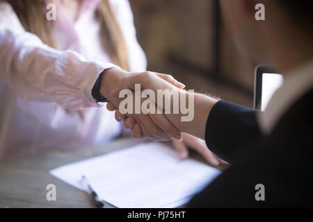 Vicino la stretta di mano di due imprenditori di successo dopo un buon affare Foto Stock