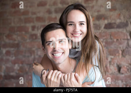 Close up ritratto di sorridendo felice giovane uomo e donna Foto Stock
