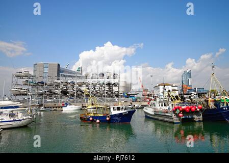 Centro storico di Porto di campanatura su una giornata d'estate Old Portsmouth Inghilterra Hampshire REGNO UNITO Foto Stock