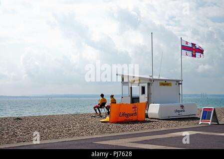 Bagnini e stazione bagnino sulla spiaggia a Southsea Hampshire England Regno Unito Foto Stock