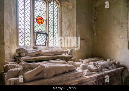 Le effigi di Sir John de la Mare, Richard Prater e Sir John Paulet e sua moglie all interno della chiesa di Tutti i Santi di Nunney, Somerset, Inghilterra, Regno Unito Foto Stock