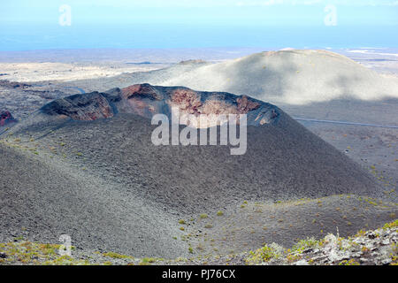 Paesaggi vulcanici a Lanzarote isole Canarie. Vista del cratere con il mare sul retro Foto Stock