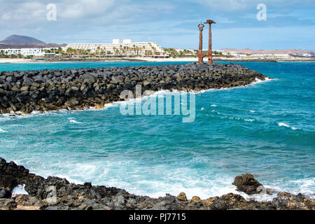 Vista della Playa de Las Cucharas beach in Costa Teguise, Lanzarote, Spagna, il fuoco selettivo Foto Stock