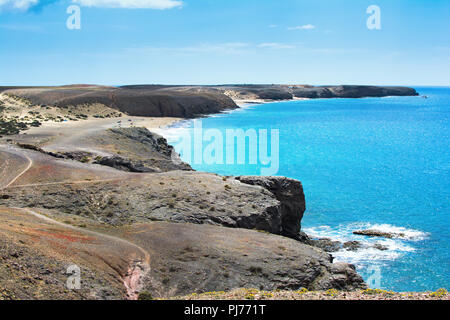 Il sentiero per la famosa playas Papagayo a Playa Blanca, Lanzarote, Isole Canarie. vista della spiaggia e del mare turchese Foto Stock