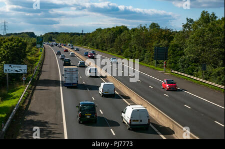 Automobili e camion del traffico sulla città di Edimburgo a doppia carreggiata bypassare vista dal ponte cavalcavia con cartello stradale per Berwick Upon Tweed, Scotland, Regno Unito Foto Stock