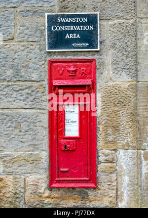 In vecchio stile iconico red postbox nel muro di pietra, con Swanston Area di Conservazione di firmare, Edimburgo, Scozia, Regno Unito Foto Stock