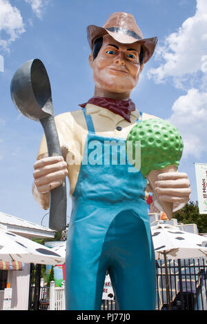 Contrassegnare Cline marmitta Man a un campo da golf in miniatura in Urbanna Virginia Foto Stock