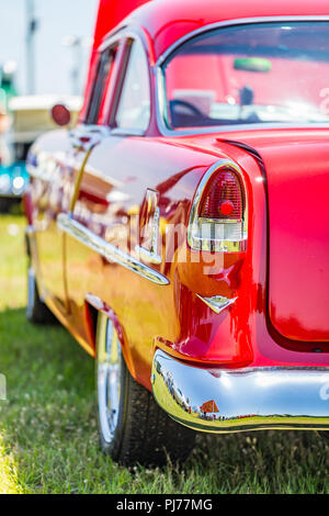 La profondità di campo di una vista dettagliata dell'angolo posteriore su un 1955 Chevrolet BelAir. Foto Stock