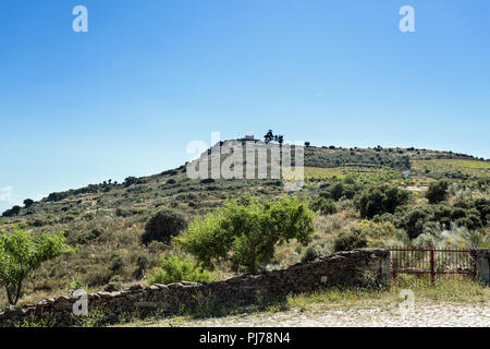 Vista della piccola cappella sulla sommità del Monte San Gabriele, vicino al villaggio storico di Castelo Melhor, Portogallo Foto Stock