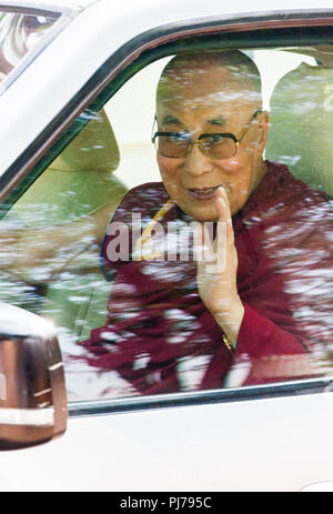 MUMBAI, India - 10 dicembre 2017: Il quattordicesimo Dalai Lama onde e benedice i devoti come egli lascia dopo aver dato una lezione spritiual a Somaiya college. Foto Stock