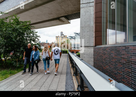 La città di New York, Stati Uniti d'America - 22 Giugno 2018: persone godendo sulla linea alta. La linea alta è un elevata parco lineare, greenway e rail trail. Essa è stata creata su Foto Stock