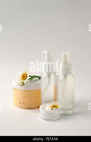 Cosmetici contenitori Vaso con fiori camomole, etichetta vuota package per il branding mock-up, naturale bellezza organica concezione del prodotto Foto Stock