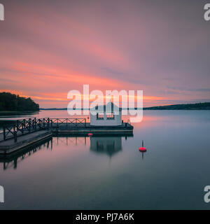 Sunrise al bath house di Saltsjöbaden nella provincia di Nacka sulla costa orientale della Svezia. Foto Stock