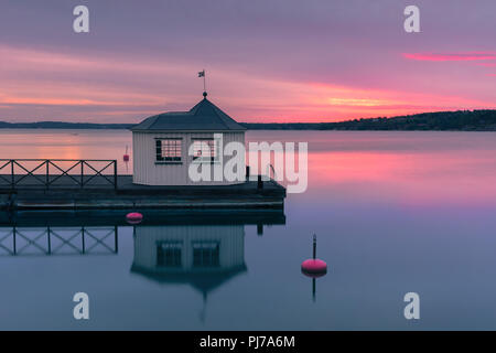 Sunrise al bath house di Saltsjöbaden nella provincia di Nacka sulla costa orientale della Svezia. Foto Stock