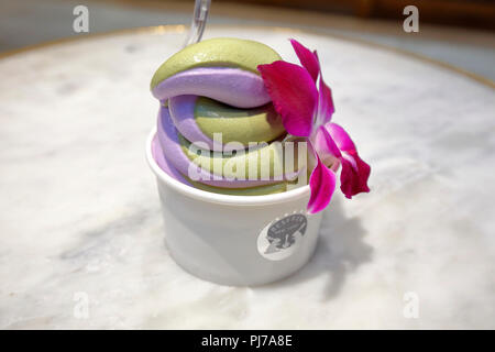 Matcha e Taro soft servire con una decorazione di orchidee a Besfren Foto Stock