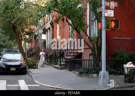 Angolo di W 4 e W 11th St nella città di New York il Greenwich Village quartiere Foto Stock