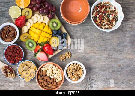 Sana e varia prima colazione a scelta, paleo stile: oat free senza glutine cereali, noci, frutta, bacche, il fuoco selettivo. Vista superiore Foto Stock