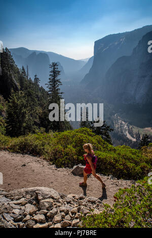 Una donna escursioni a piedi il sentiero Four-Mile da Yosemite Valley a Glacier Point nel Parco Nazionale di Yosemite.