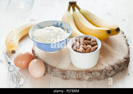 Ingredienti per le banane frittelle di mandorle, il fuoco selettivo Foto Stock