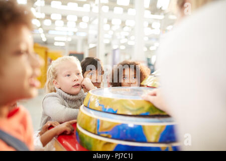 Bambini curiosi a terra interattiva presentano in science center Foto Stock