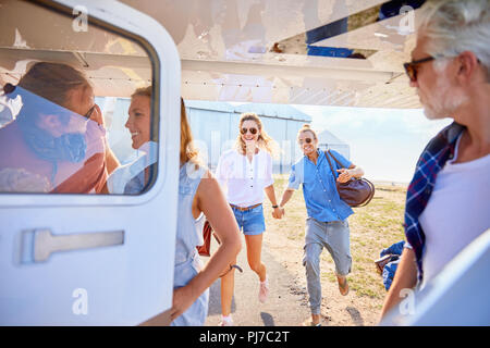 Imbarco di amici piccolo aeroplano Foto Stock