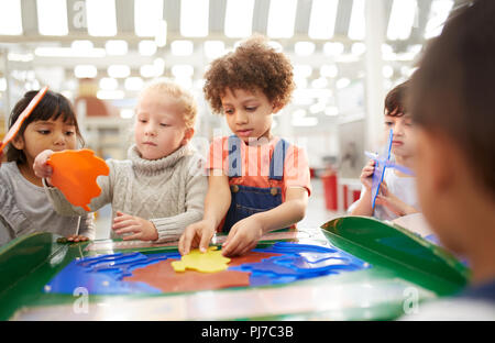 I bambini a giocare a mostra interattiva in science center Foto Stock