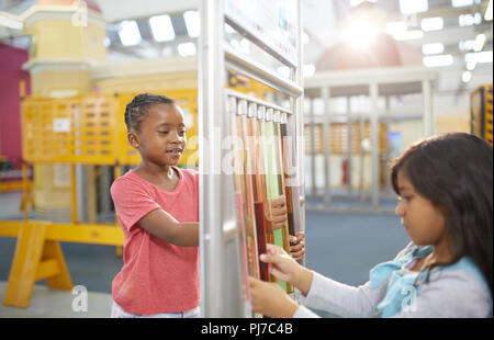 Curioso ragazze alla mostra interattiva in science center Foto Stock