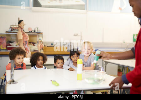 Bambini curiosi guardando la scienza esperimento in science center Foto Stock