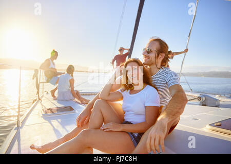 Giovane rilassante sulla barca di sole Foto Stock