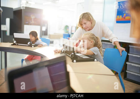 Insegnante e studente utilizzando laptop Foto Stock