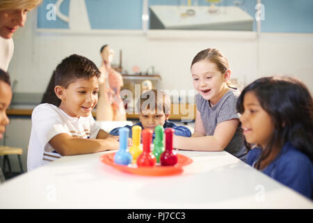 Bambini curiosi godendo di schiuma interattiva presentano in science center Foto Stock