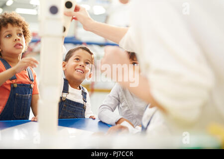 Bambini che giocano con grande effetto domino in mostra interattiva in science center Foto Stock