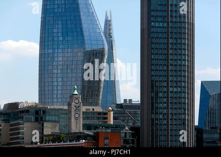 Teleobiettivo con vista ravvicinata della Oxo Tower, uno Blackfriars, Shard e il South Bank Tower, preso dal ponte di Waterloo, Londra Foto Stock
