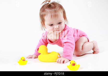 Il piccolo bambino esamina dietro le anatre Foto Stock