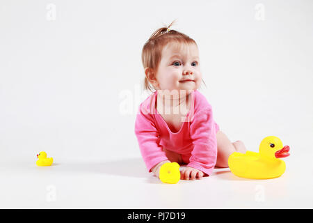 Il piccolo bambino esamina dietro le anatre Foto Stock