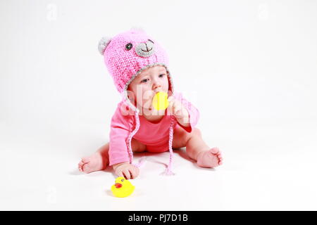 Il piccolo bambino esamina dietro le anatre Foto Stock