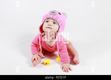 Il piccolo bambino esamina dietro le anatre Foto Stock