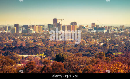 Adelaide skyline della città al tramonto visto dalle colline Foto Stock
