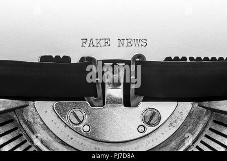 Fake news digitata su una macchina da scrivere vintage Foto Stock