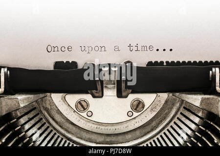 Una volta digitata su una macchina da scrivere vintage Foto Stock