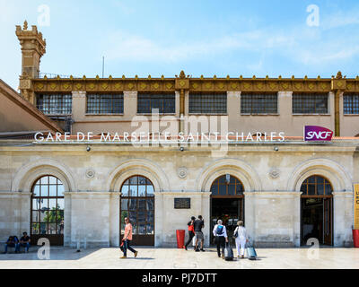 Vista generale del lato di ingresso di Saint-Charles stazione ferroviaria a Marsiglia, Francia, con gente che tira le valigie e per raggiungere a piedi la porta. Foto Stock