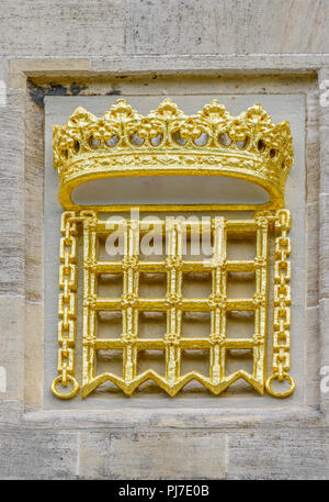 Portcullis, dipinta a fresco royal emblema araldico che circonda la statua della signora Margaret Beaufort, fondatrice, Cristo College di Cambridge University Foto Stock