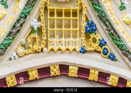 Portcullis, dipinta a fresco royal emblema araldico che circonda la statua della signora Margaret Beaufort, fondatrice, Cristo College di Cambridge University Foto Stock