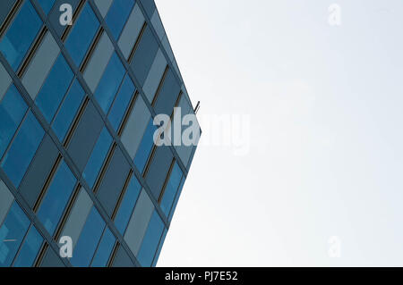 Architettura minimalista che punta verso il cielo con linee geommetrical e windows Foto Stock