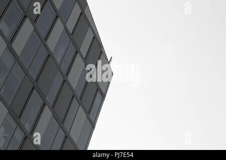 Architettura minimalista che punta verso il cielo con linee geommetrical e windows in bianco e nero Foto Stock