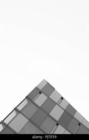 Architettura minimalista che punta verso il cielo con linee geommetrical e windows in bianco e nero Foto Stock